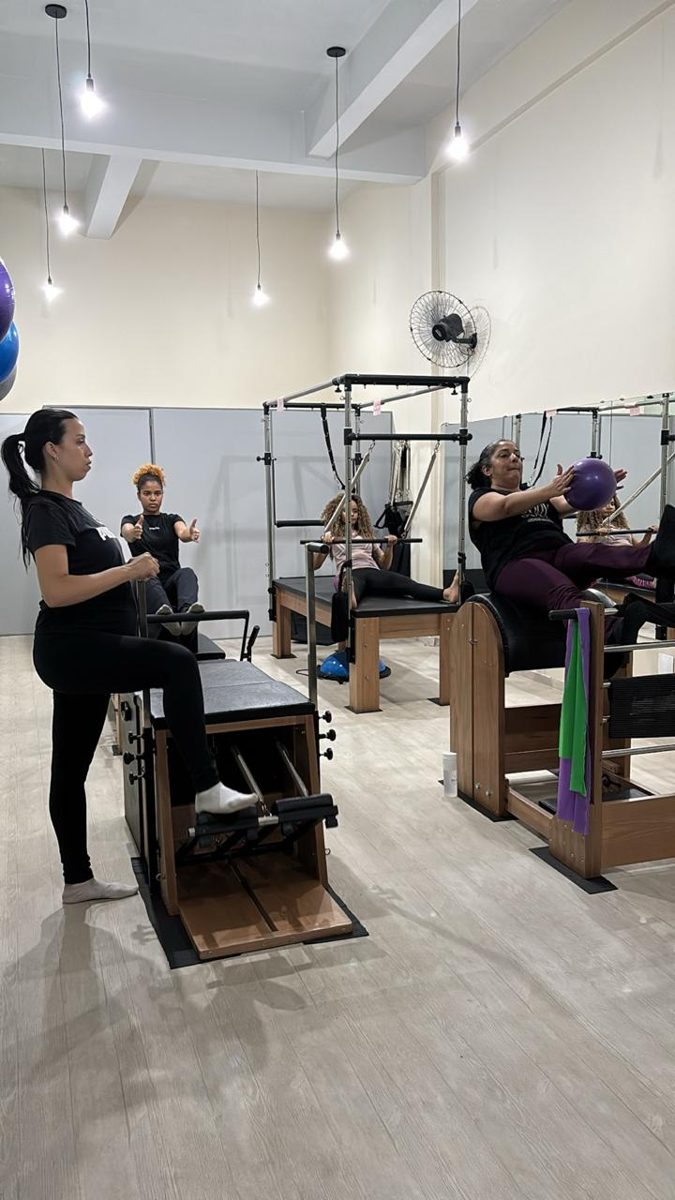 Aula de Pilates em grupo nos aparelhos Chair, Cadillac e Ladder Barrel no estúdio Pilates Malu Barros, Barreiro, BH