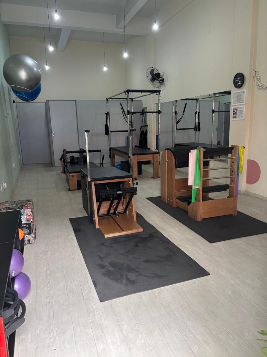 Sala do estúdio de Pilates e Fisioterapia Malu Barros no bairro Araguaia, Barreiro, com Chair, Cadillac, Reformer e Ladder Barrel